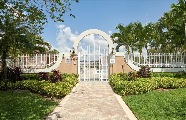 20030 NW 83rd Ct, Hialeah, FL 33015