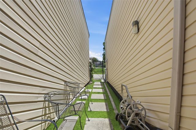 9407 Denbury Way, Houston, TX 77025