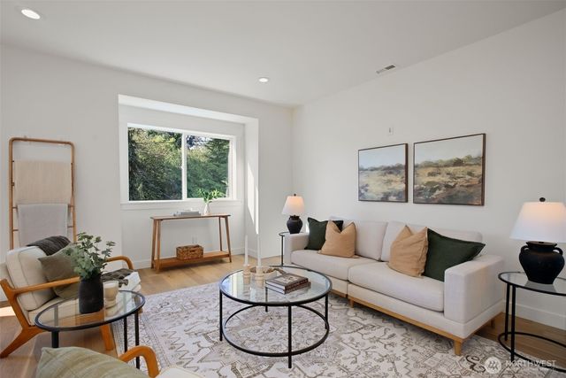 4812 S Frontenac Street, Seattle, WA 98118