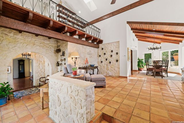 227 Devine Rd, Olmos Park, TX 78212
