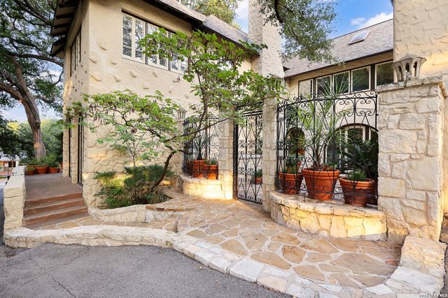 227 Devine Rd, Olmos Park, TX 78212