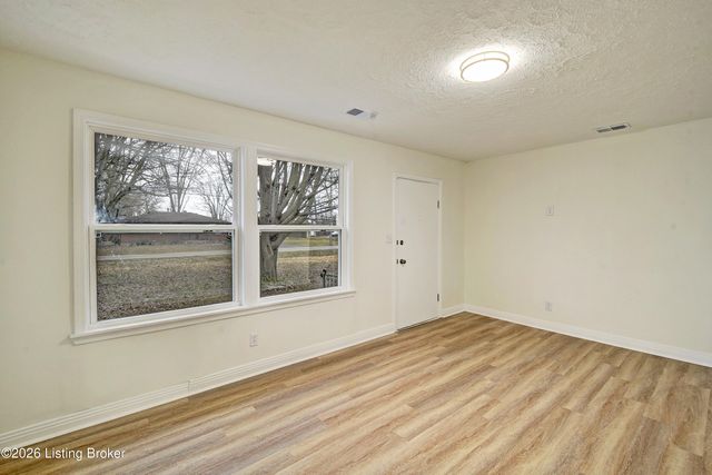 4511 Rose Farm Dr, Louisville, KY 40258