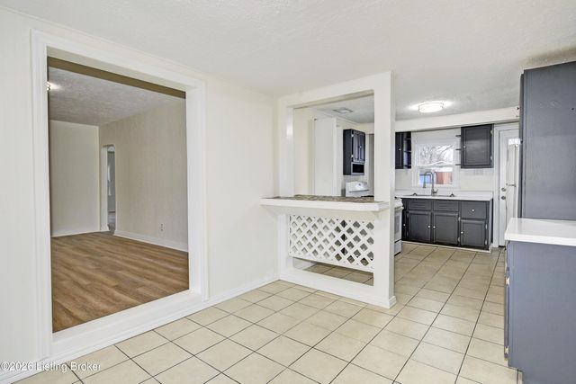 4511 Rose Farm Dr, Louisville, KY 40258