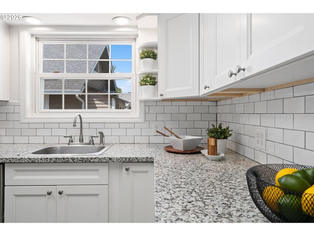 6820 N DELAWARE Ave, Portland, OR 97217