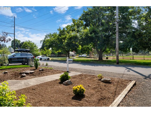 6820 N DELAWARE Ave, Portland, OR 97217