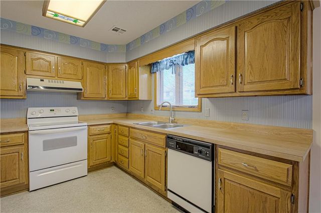 8220 E 190th Street, Belton, MO 64012