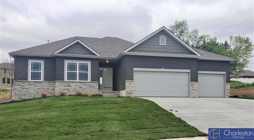 11002 Ranch Drive, Papillion, NE 68046