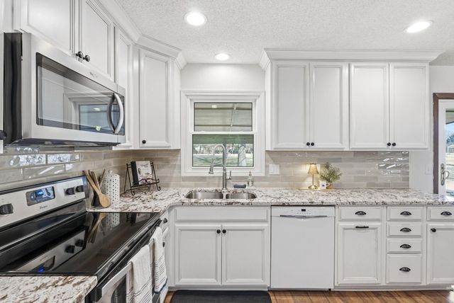 2220 W 60th St N, Wichita, KS 67204