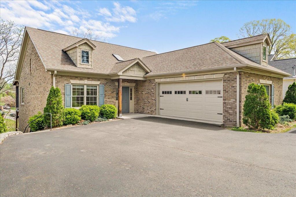 2756 Mcvitty RD, Roanoke, VA 24018