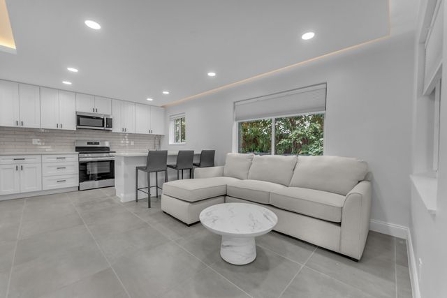 381 SE 15th Avenue 1, Deerfield Beach, FL 33441