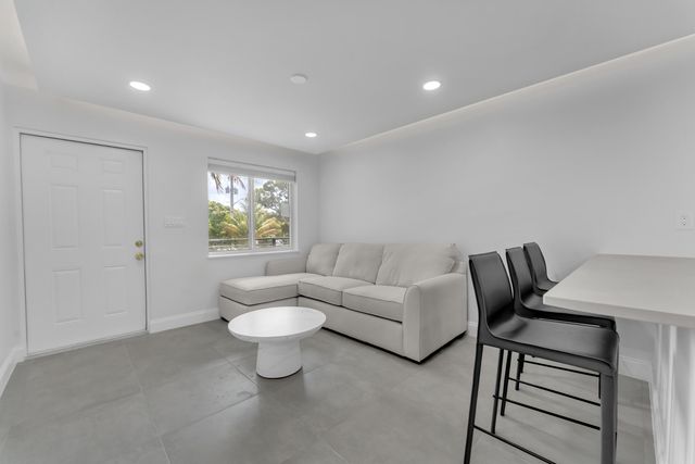 381 SE 15th Avenue 1, Deerfield Beach, FL 33441