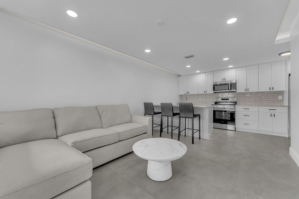 381 SE 15th Avenue 1, Deerfield Beach, FL 33441