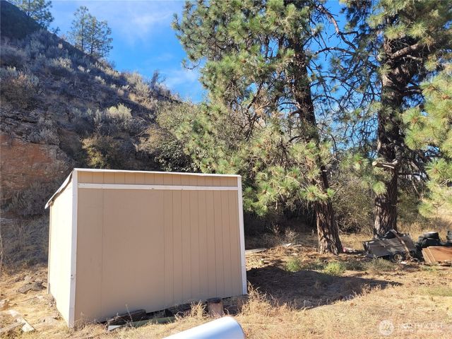 20 Round Up Road, Oroville, WA 98844