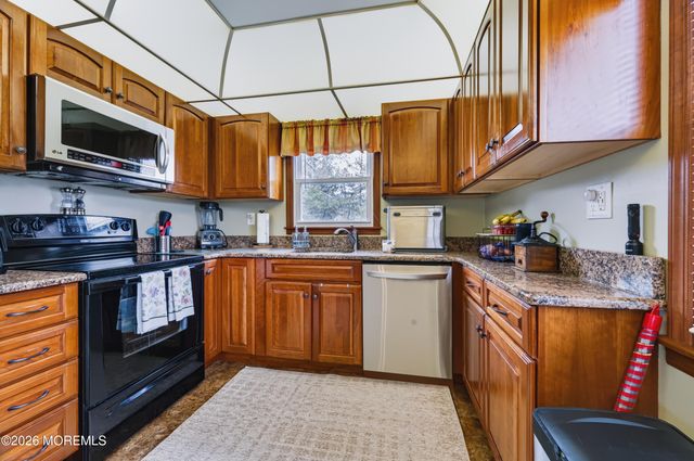 209 Hearth Court W, Lakewood, NJ 08701