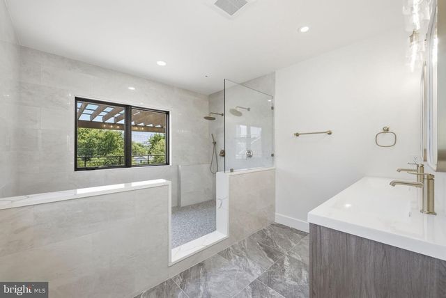 844 N BURLINGTON ST, Arlington, VA 22203