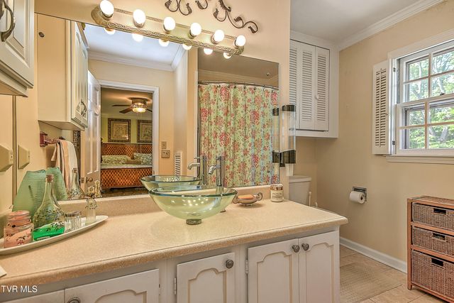 211 Crestwood Drive, Johnson City, TN 37601