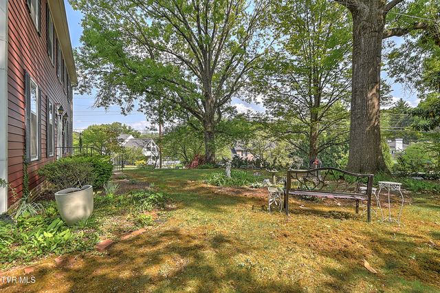 211 Crestwood Drive, Johnson City, TN 37601