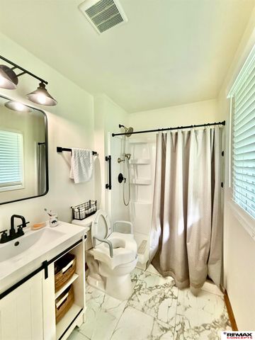 8215 Chestnut Lane, Lincoln, NE 68510