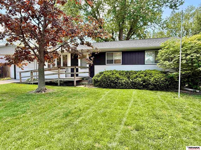 8215 Chestnut Lane, Lincoln, NE 68510