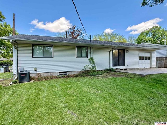 8215 Chestnut Lane, Lincoln, NE 68510