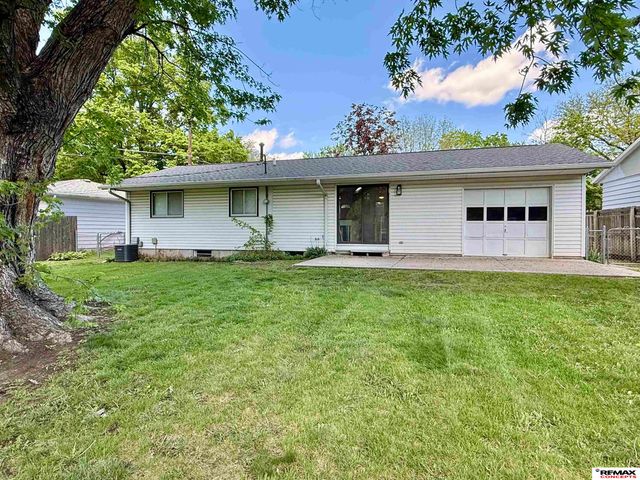 8215 Chestnut Lane, Lincoln, NE 68510
