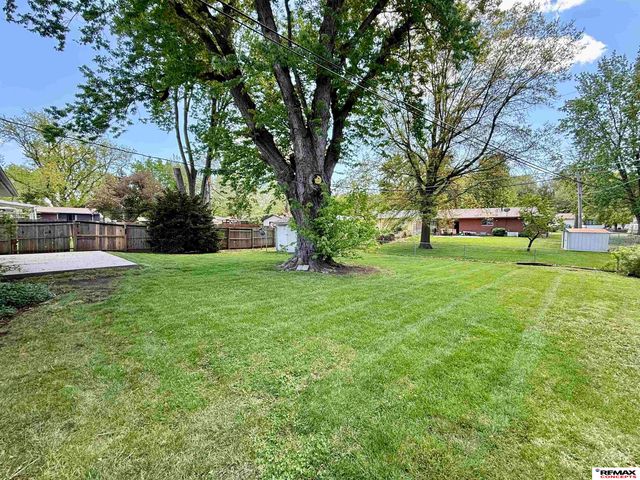 8215 Chestnut Lane, Lincoln, NE 68510