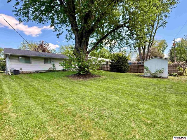 8215 Chestnut Lane, Lincoln, NE 68510