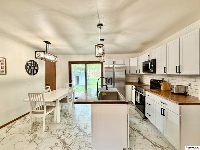 8215 Chestnut Lane, Lincoln, NE 68510