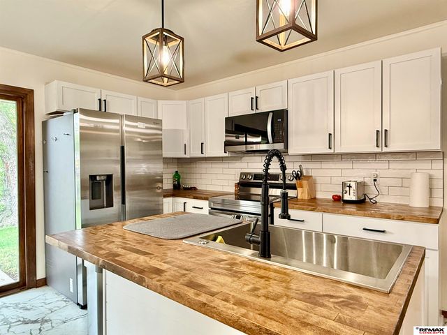 8215 Chestnut Lane, Lincoln, NE 68510