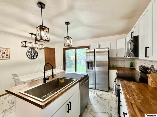 8215 Chestnut Lane, Lincoln, NE 68510