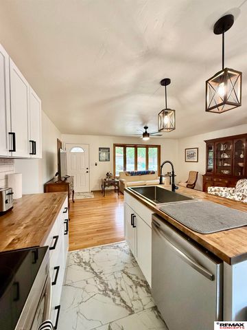 8215 Chestnut Lane, Lincoln, NE 68510