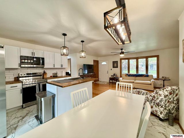 8215 Chestnut Lane, Lincoln, NE 68510