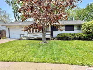 8215 Chestnut Lane, Lincoln, NE 68510