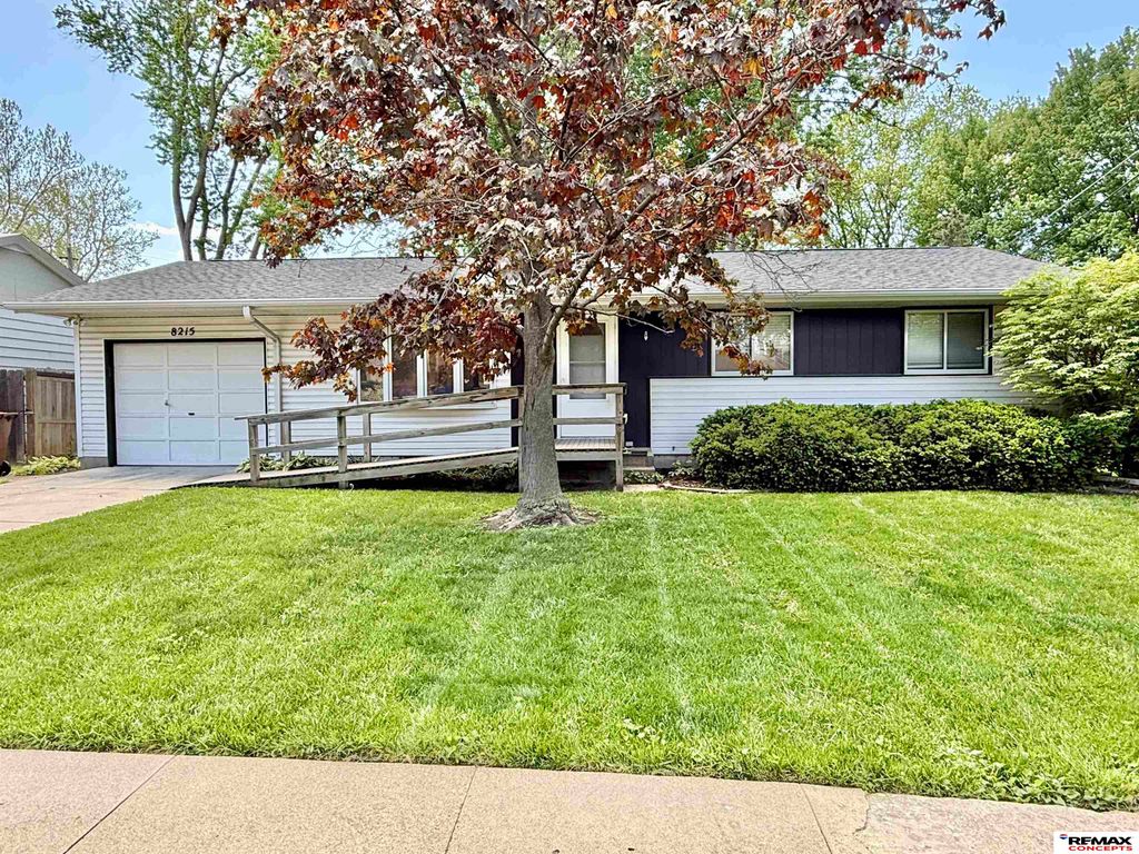 8215 Chestnut Lane, Lincoln, NE 68510