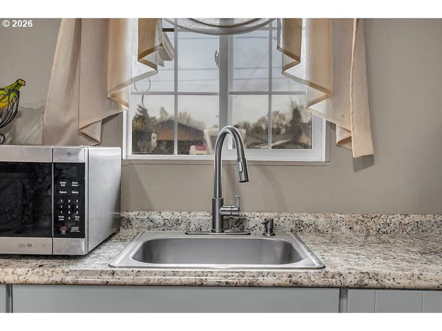 540 LEASURE St, Woodburn, OR 97071