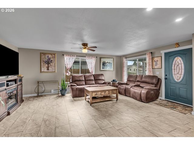 540 LEASURE St, Woodburn, OR 97071