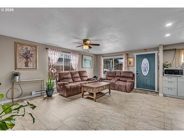 540 LEASURE St, Woodburn, OR 97071