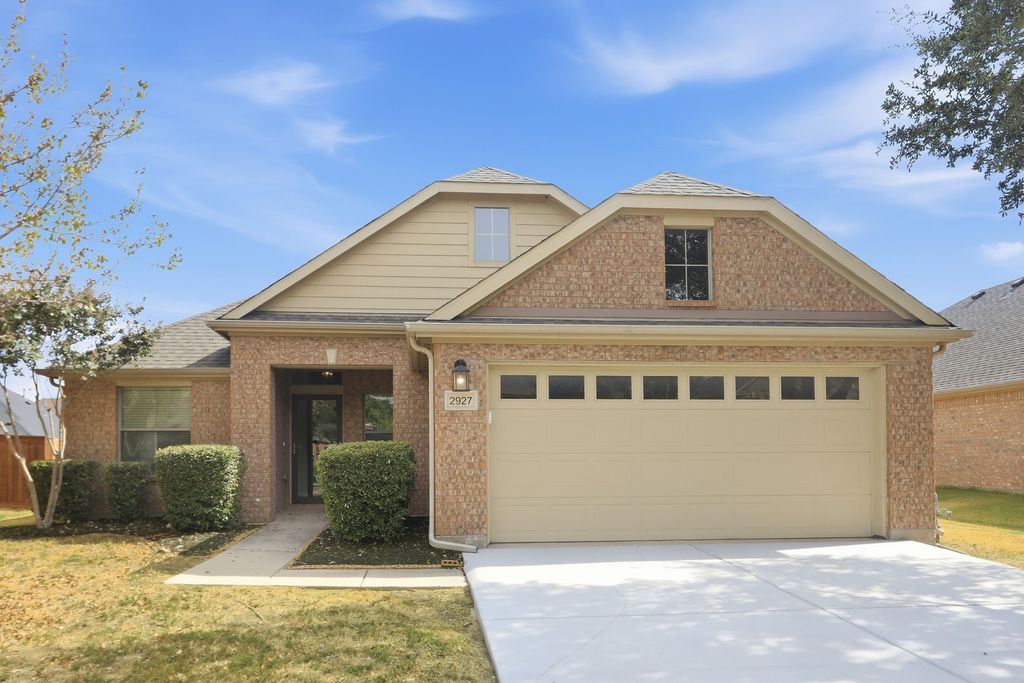 2927 Albares Drive, Grand Prairie, TX 75054 — exterior
