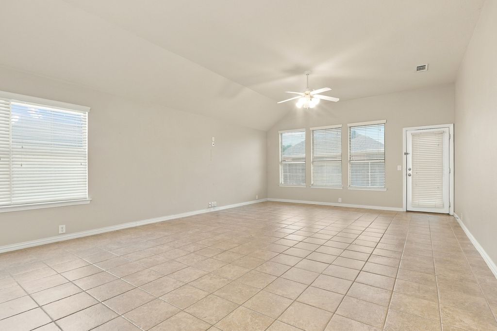 2927 Albares Drive, Grand Prairie, TX 75054 — photo 4