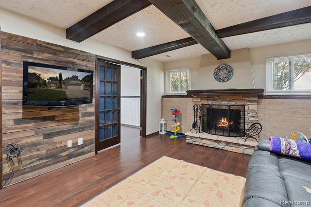 39239 Chantilly Dr Drive, Sterling Heights, MI 48313