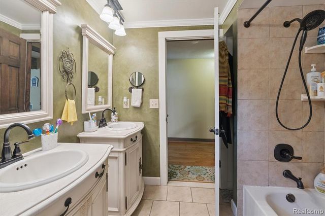 39239 Chantilly Dr Drive, Sterling Heights, MI 48313