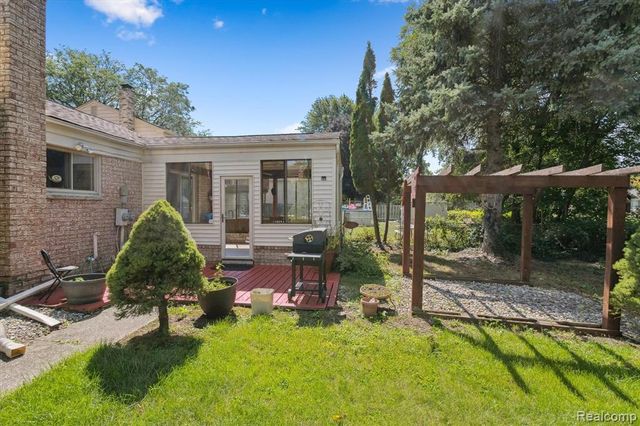 39239 Chantilly Dr Drive, Sterling Heights, MI 48313