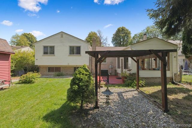 39239 Chantilly Dr Drive, Sterling Heights, MI 48313