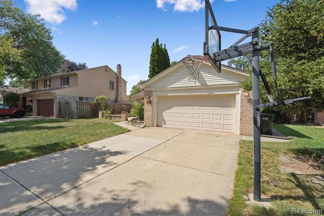 39239 Chantilly Dr Drive, Sterling Heights, MI 48313