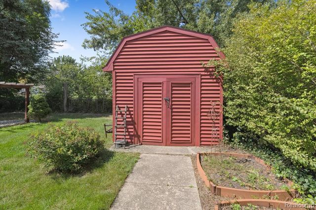 39239 Chantilly Dr Drive, Sterling Heights, MI 48313