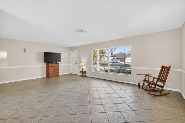 40 S KENTUCKY AVENUE, Umatilla, FL 32784