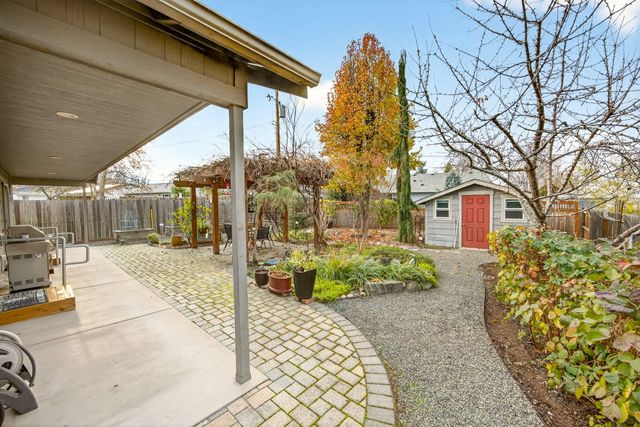 335 Meadow Slope Drive, Talent, OR 97540