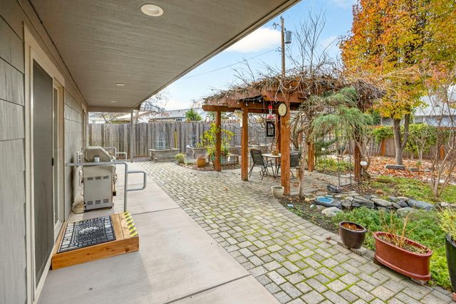 335 Meadow Slope Drive, Talent, OR 97540