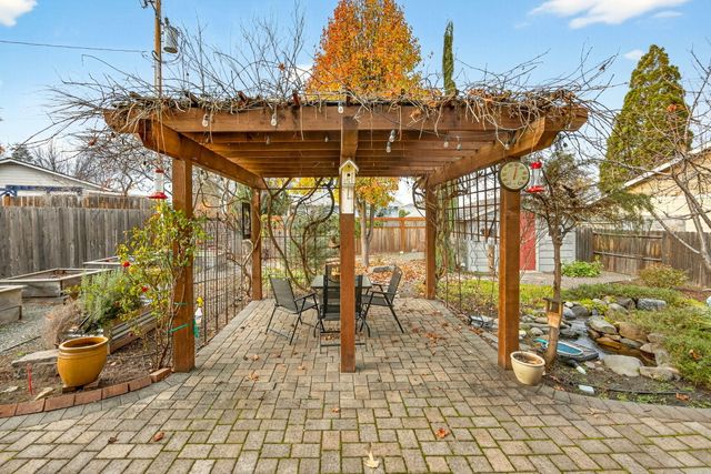 335 Meadow Slope Drive, Talent, OR 97540