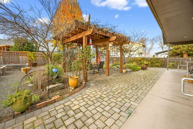 335 Meadow Slope Drive, Talent, OR 97540